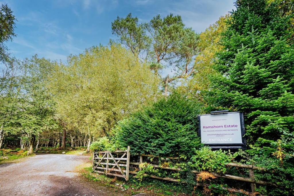 Padley; Woodland Lodge With Hot Tub For 2-4 In The Staffordshire Moorlands Oakamoor ภายนอก รูปภาพ